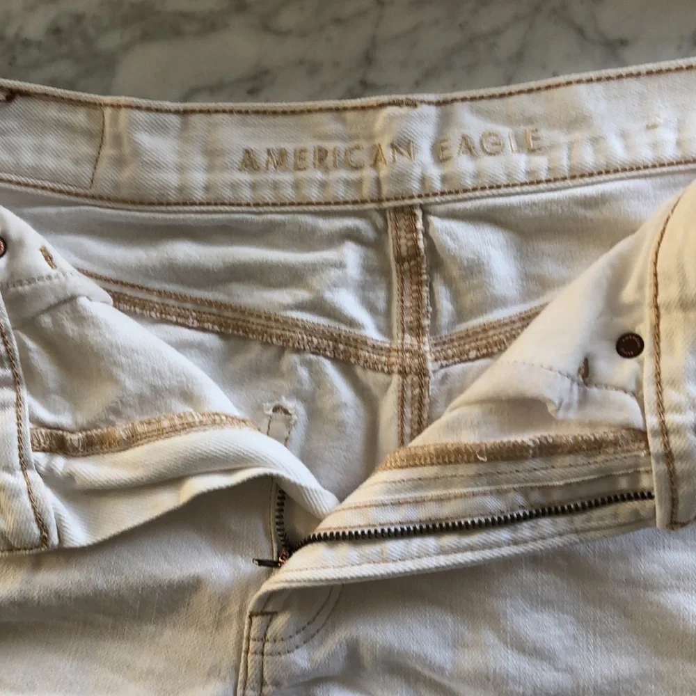 American eagle 90’s boyfriend short white sz 8